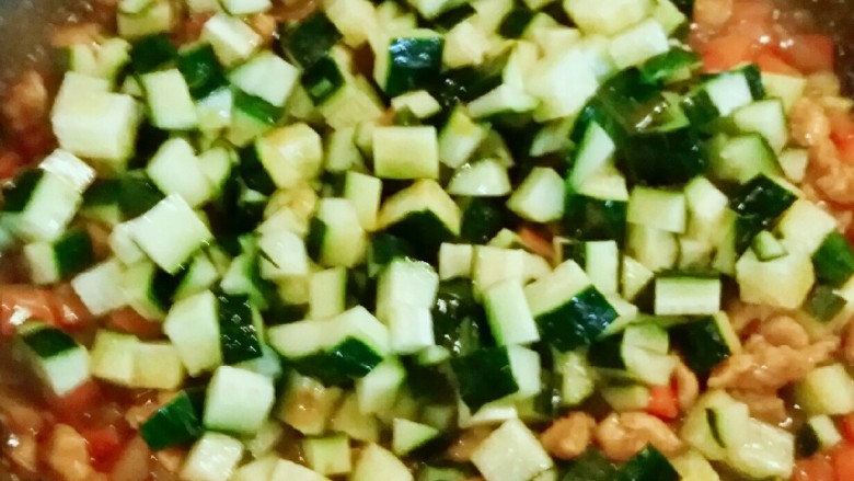 夏日拌饭~鸡肉黄瓜紫薯饭,汤汁逐渐浓稠 大火收汁 放入黄瓜丁 快速翻炒出锅