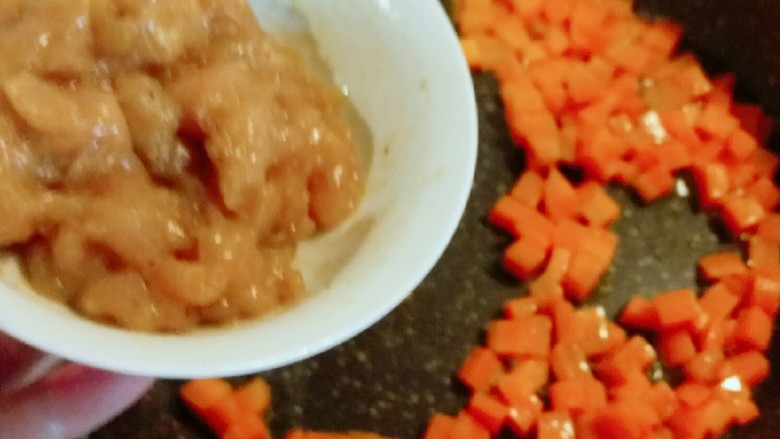 夏日拌饭~鸡肉黄瓜紫薯饭,改小火倒入腌好的鸡肉