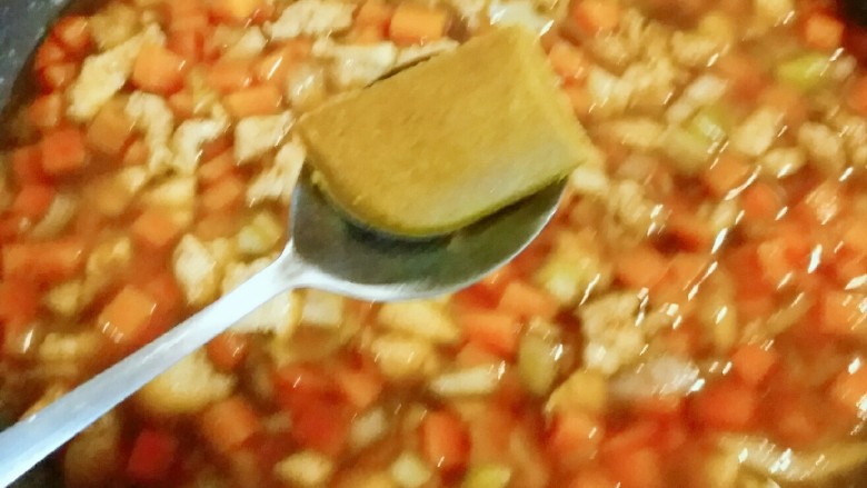 夏日拌饭~鸡肉黄瓜紫薯饭,煮开后 放入<a style='color:red;display:inline-block;' href='/shicai/ 693'>咖喱</a>煮制