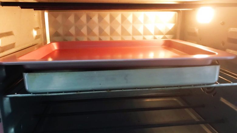 酒酿饼,上面再压一个轻点的烤盘,放入烤箱150度烤30分钟,中间记得翻面哦,翻面就不用在压烤盘了