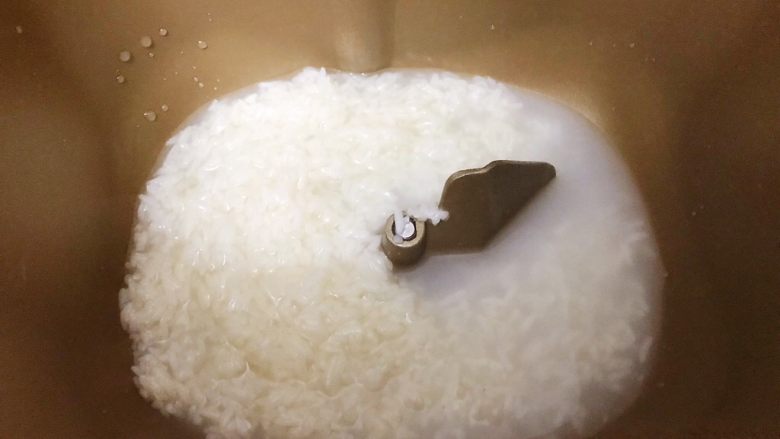 酒酿饼,面包桶里加入酒酿,我的酒酿非常甜哦