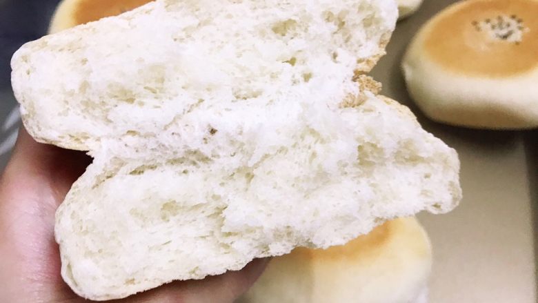 酒酿饼,趁热掰开一个看看,满满的酒酿香哦