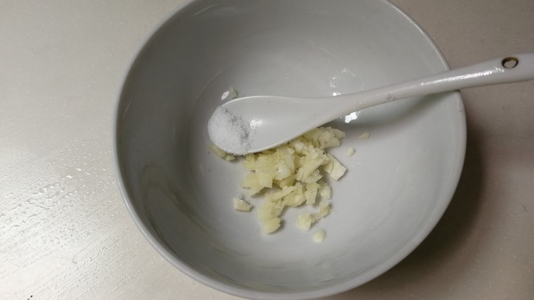 黄瓜拌皮冻,碗中放入沙拉,盐