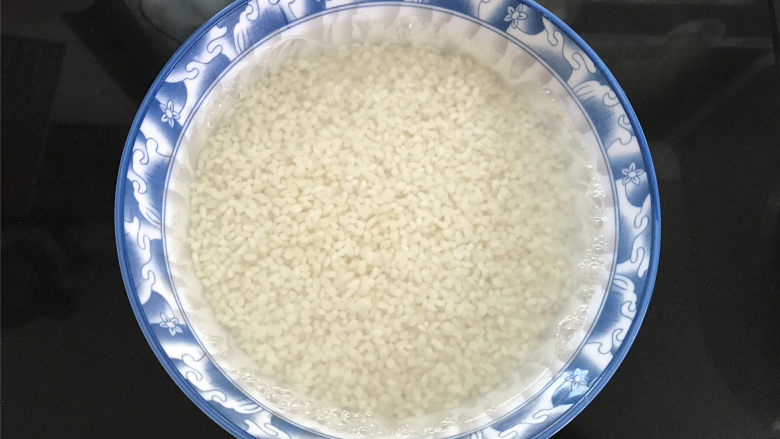 香菇时蔬糯米饭,<a style='color:red;display:inline-block;' href='/shicai/ 498'>糯米</a>提前清洗干净后浸泡至少2小时,天冷的话最好浸泡过夜。
