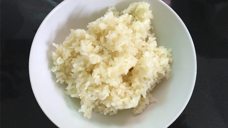 香菇时蔬糯米饭,把浸泡好的糯米放蒸锅蒸熟,后取出晾凉。