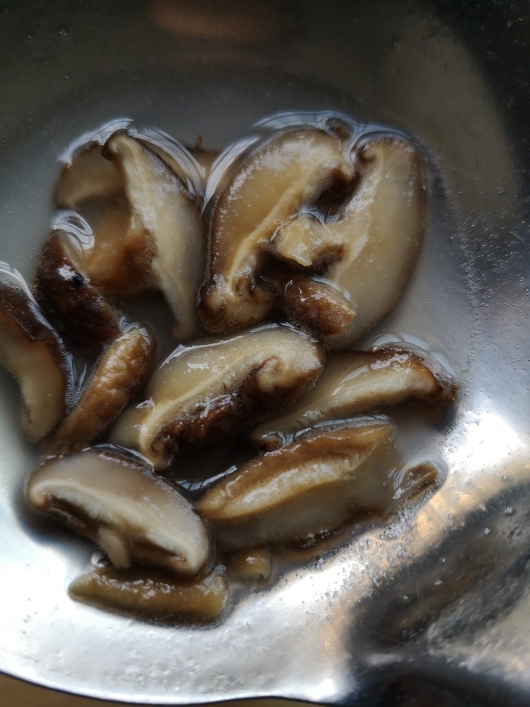 砂锅香菇鸡丁粥,香菇泡发
洗净,切丝
