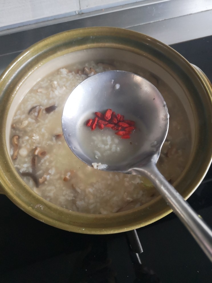 砂锅香菇鸡丁粥,放入适量<a style='color:red;display:inline-block;' href='/shicai/ 673'>枸杞</a>