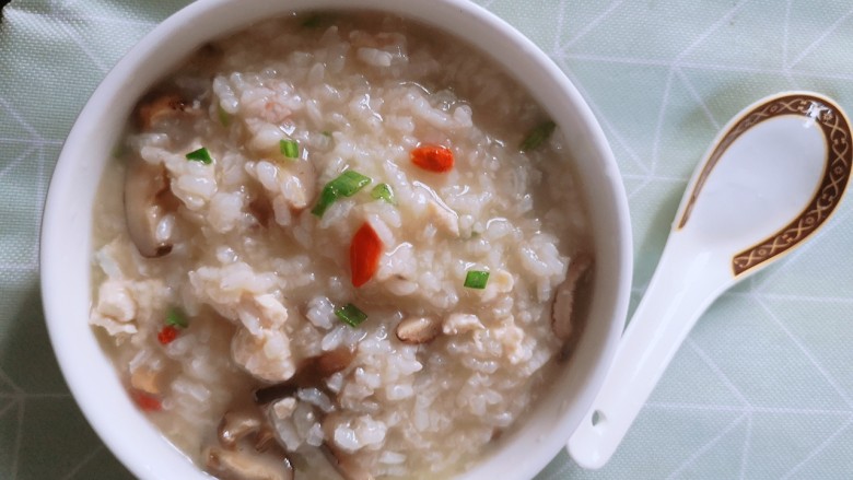 砂锅香菇鸡丁粥,颜色鲜艳
美味营养
孩子们都爱吃呢
