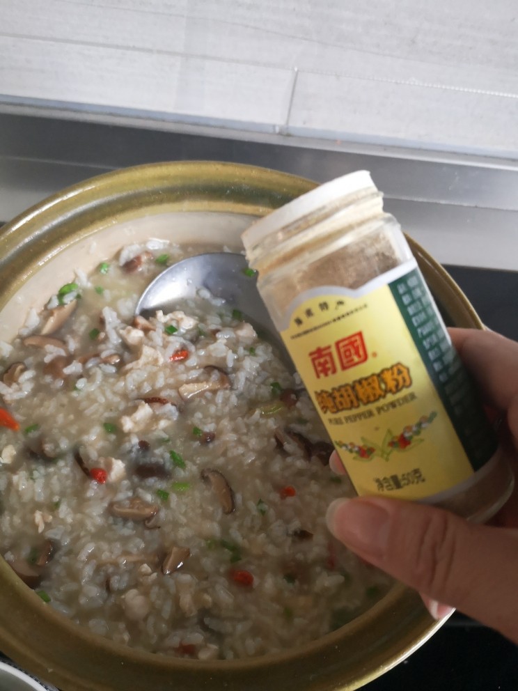 砂锅香菇鸡丁粥,最后再撒点胡椒粉