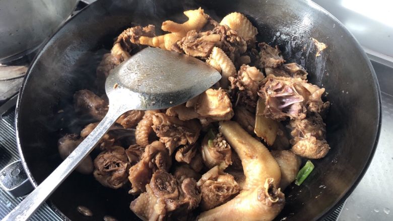 家常炖鸡,炒至鸡肉变色