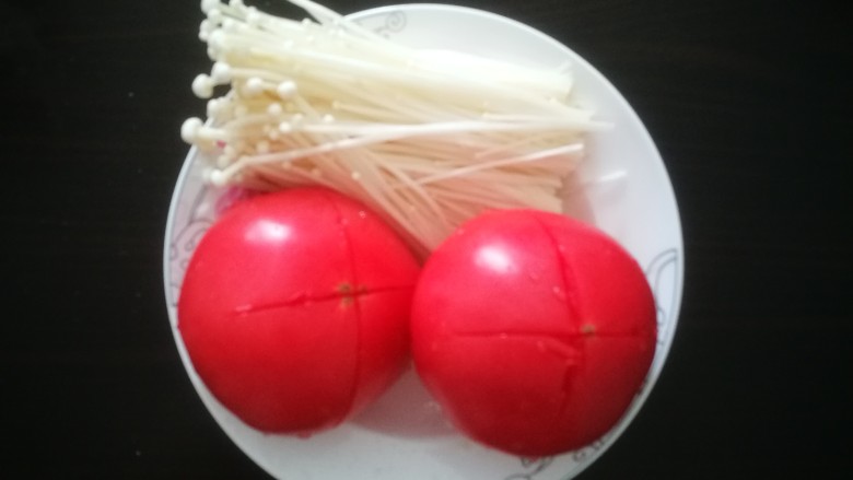 西红柿金针菇烩饭,准备材料，将<a style='color:red;display:inline-block;' href='/shicai/ 234'>金针菇</a>洗净切头，<a style='color:red;display:inline-block;' href='/shicai/ 3551'>西红柿</a>划十字