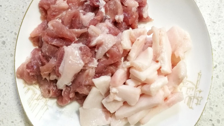 湖南家常菜头牌辣椒炒肉,<a style='color:red;display:inline-block;' href='/shicai/ 428'>五花肉</a>切片,肥瘦分开,用生抽腌制五分钟。