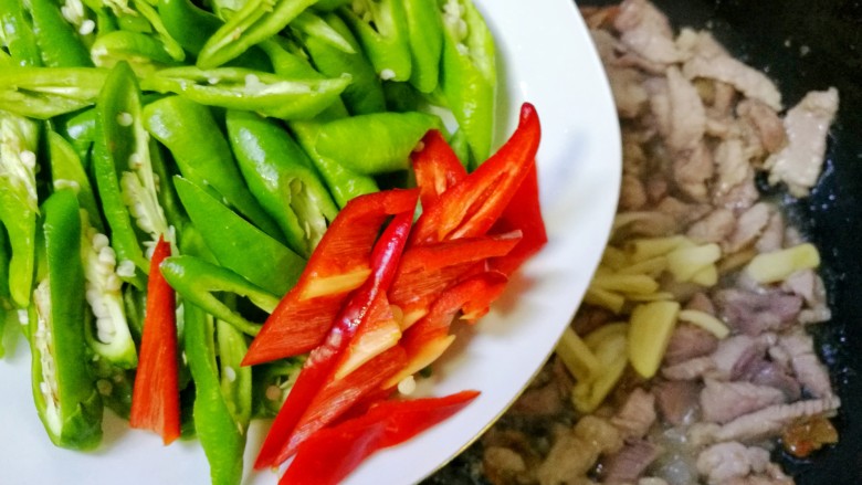 湖南家常菜头牌辣椒炒肉,加辣椒。
