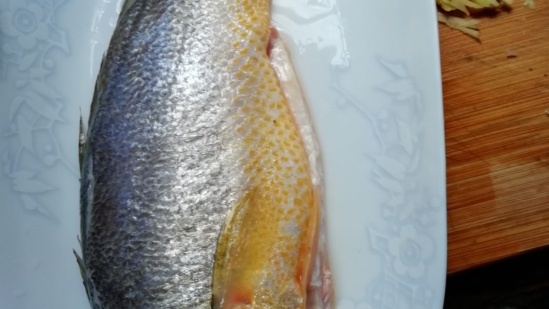 清蒸黄瓜鱼,黄花鱼洗净去内脏,切一刀分两边