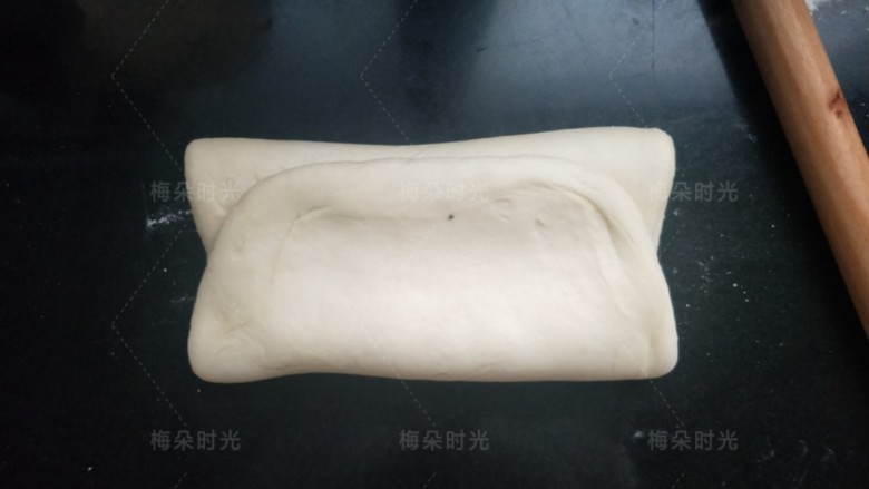 蜜红豆吐司,折叠三折,再擀开,再折成三折