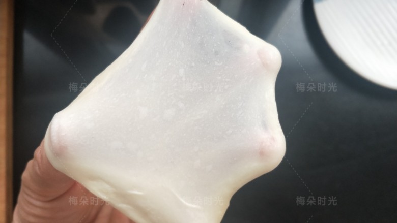 蜜红豆吐司,揉到完全扩展阶段,撑开面团出现薄膜。
