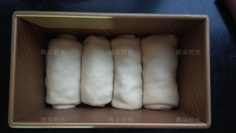 蜜红豆吐司,依次做好四个,放进吐司盒开始发酵。