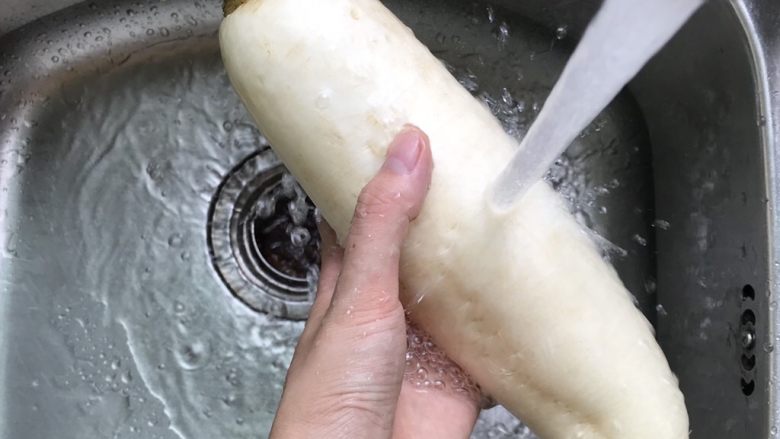 爽口腌萝卜,食材处理:
将白萝卜用清水冲洗干净