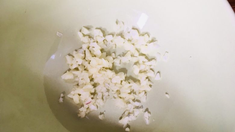 红烧茄子,准备一个干净的碗,把切好的蒜蓉放进去
