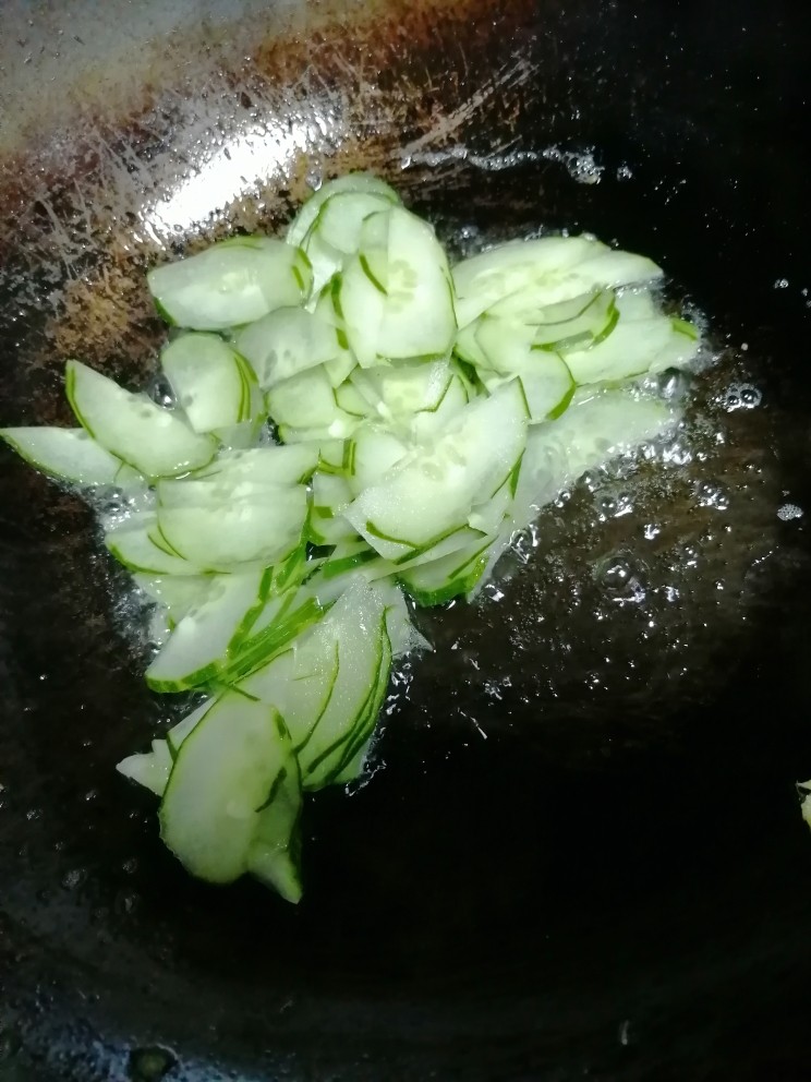 黄瓜炒鸭蛋,放油炒黄瓜,至五分熟