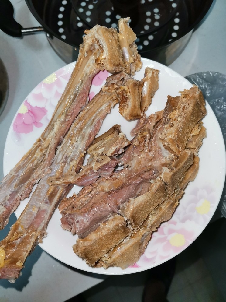 蒸咸肉,水中煮两三分钟，捞出清洗后状态