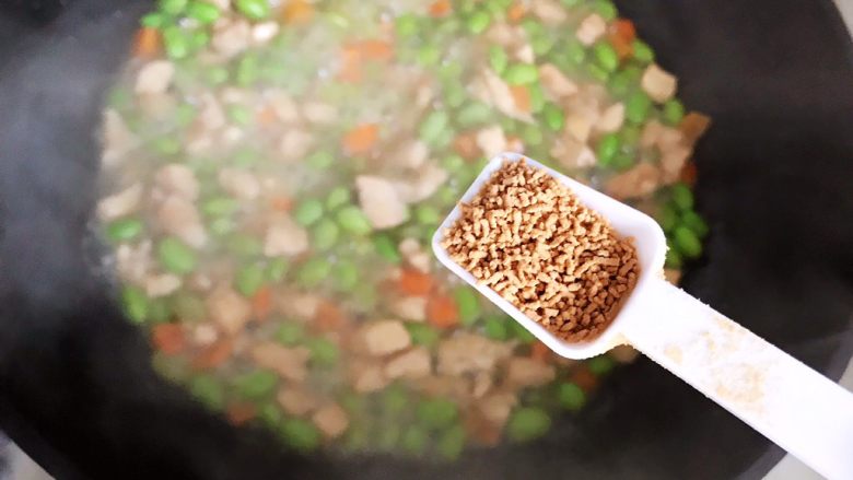 胡萝卜毛豆炒鸡丁,加一小勺鸡精,翻炒均匀即可