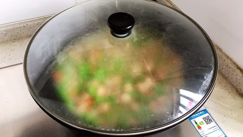 胡萝卜毛豆炒鸡丁,盖上锅盖,转小火焖煮3.4分钟