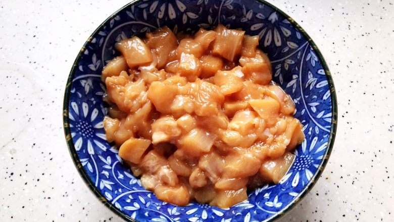 胡萝卜毛豆炒鸡丁,抓均匀,腌制15分钟