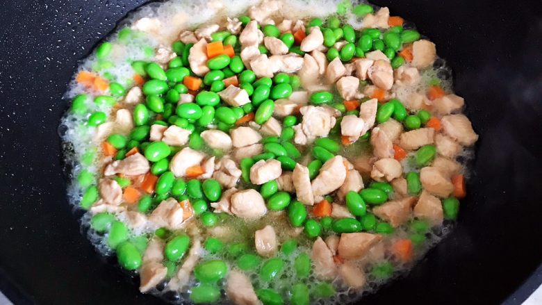 胡萝卜毛豆炒鸡丁,水不要太多,和图片中差不多就可以了
