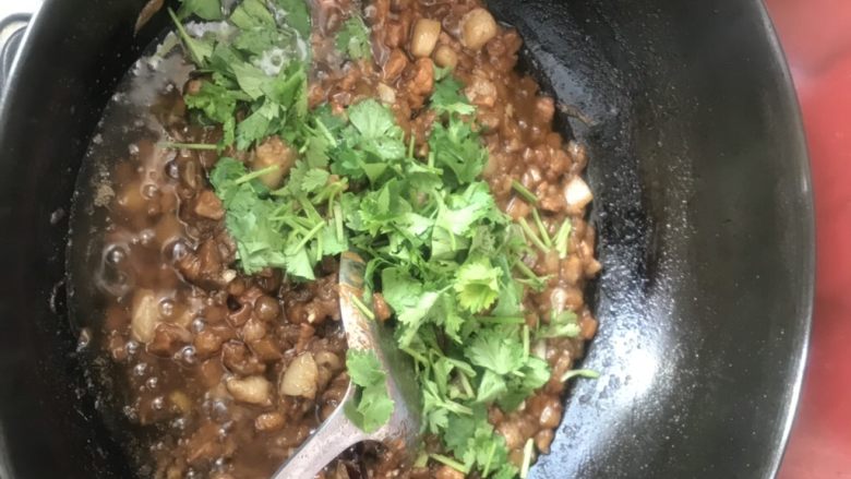 茄丁拌面,茄丁小火焖至无水份放入蒜末、香菜末拌匀即可!