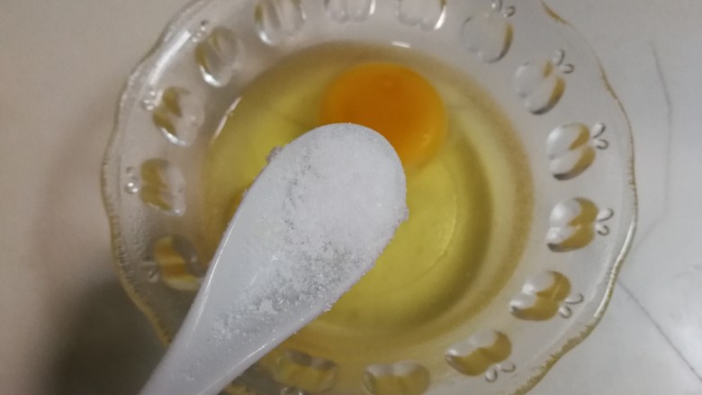 酸甜可口的番茄炒鸡蛋,鸡蛋打入碗中,放入少许盐