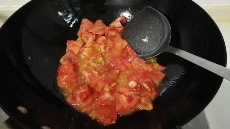 酸甜可口的番茄炒鸡蛋,锅中放入适量油,放入番茄