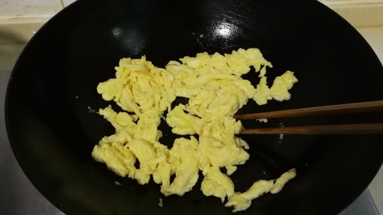 酸甜可口的番茄炒鸡蛋,用筷子快速划熟划成小块,盛出