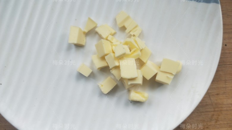 蜜红豆吐司,<a style='color:red;display:inline-block;' href='/shicai/ 887'>黄油</a>切小块,室温软化。