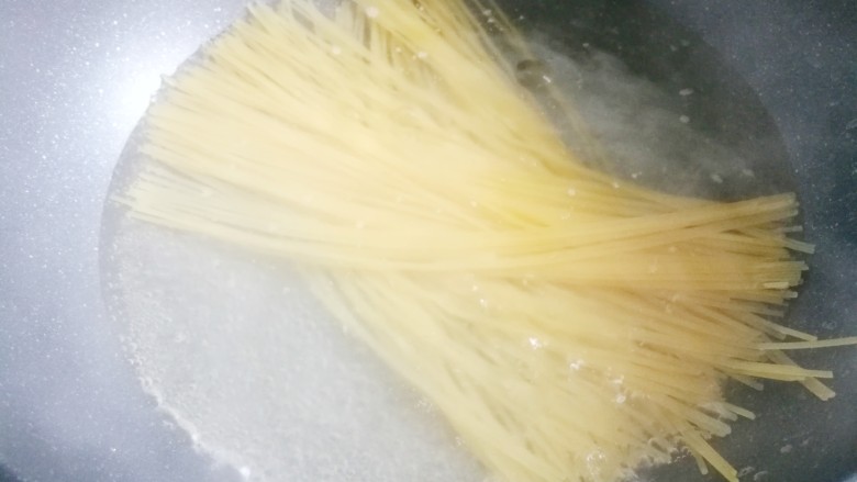 番茄火腿意面,所有材料准备齐全,锅中煮水,加少许盐和橄榄油,快滚时加入<a style='color:red;display:inline-block;' href='/shicai/ 5030'>意面</a>,用筷子稍微翻动下,大火煮8分钟。