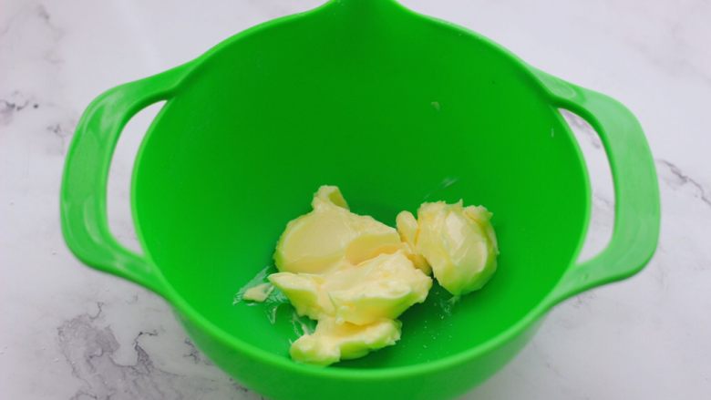 酥掉渣的玛格丽特杏仁饼干,取一个大一点的容器,放入软化好的黄油,黄油要提前室温软化、软化到手指可以轻松按下去,但不能软化成液体。
