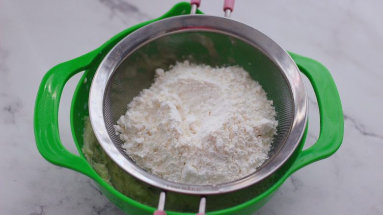 酥掉渣的玛格丽特杏仁饼干,打发好的黄油里,筛入混合好粉类材料。