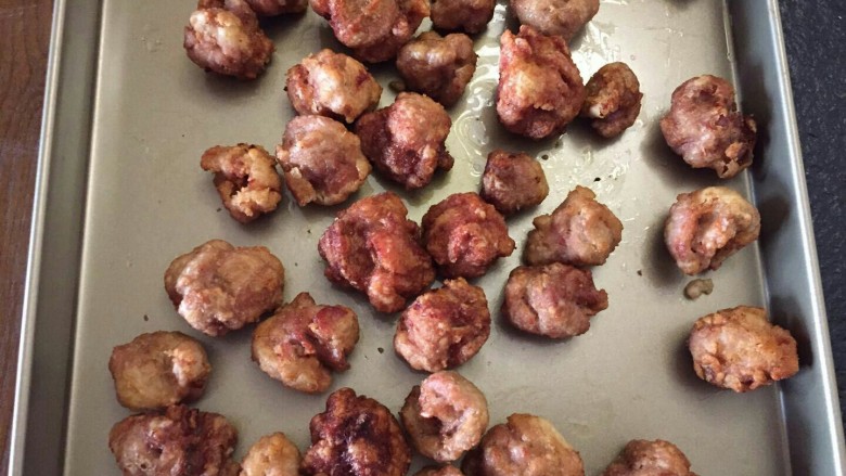 酸甜荔枝里脊肉,第二次的复炸可以让,肉球吃起来更加里面有汁水,不油腻。