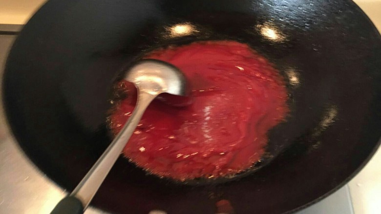酸甜荔枝里脊肉,现在我们来调酱汁。倒入适量油,放入两大勺<a style='color:red;display:inline-block;' href='/shicai/ 699'>番茄酱</a>。