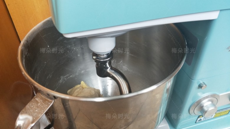 豆沙面包卷,放进厨师机和面,先揉出粗膜,再加入黄油。