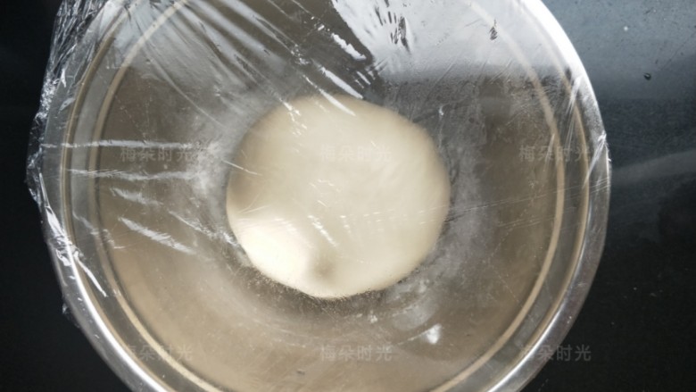 豆沙面包卷,整圆放入盆中,盖保鲜膜发酵。