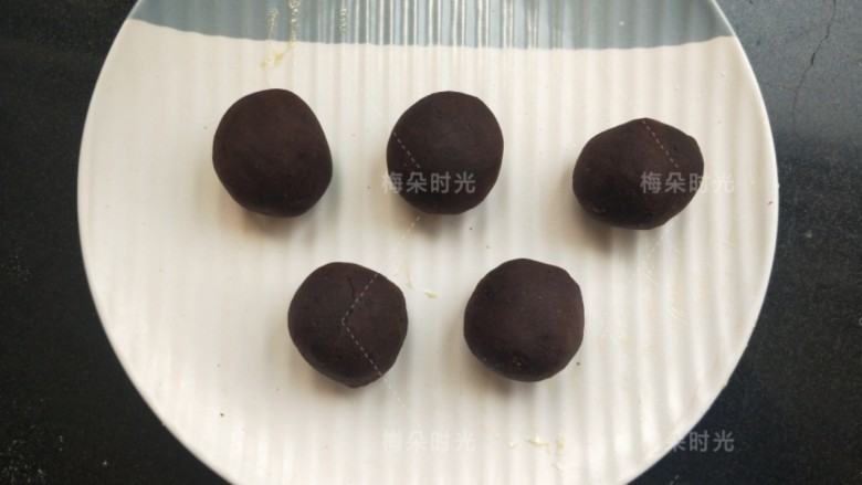 豆沙面包卷,豆沙馅分成25克一个的五个球球。