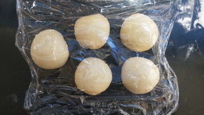 豆沙面包卷,取出拍打排气,分成五份。滚圆,盖保鲜膜,松弛15分钟。