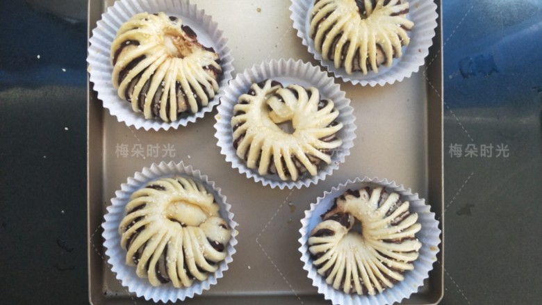 豆沙面包卷,发酵至差不多1.5倍大,刷一层鸡蛋液,撒少许<a style='color:red;display:inline-block;' href='/shicai/ 678'>白芝麻</a>。