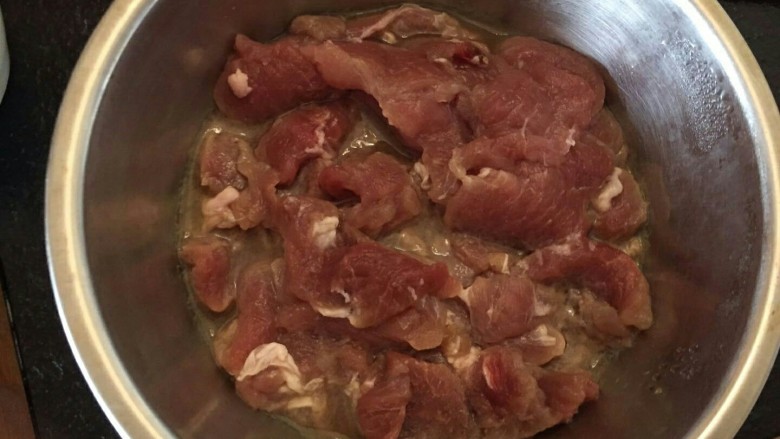 酸甜荔枝里脊肉,<a style='color:red;display:inline-block;' href='/shicai/ 4430'>里脊肉</a>一条买来等分切成小块,用料酒腌制一会儿。