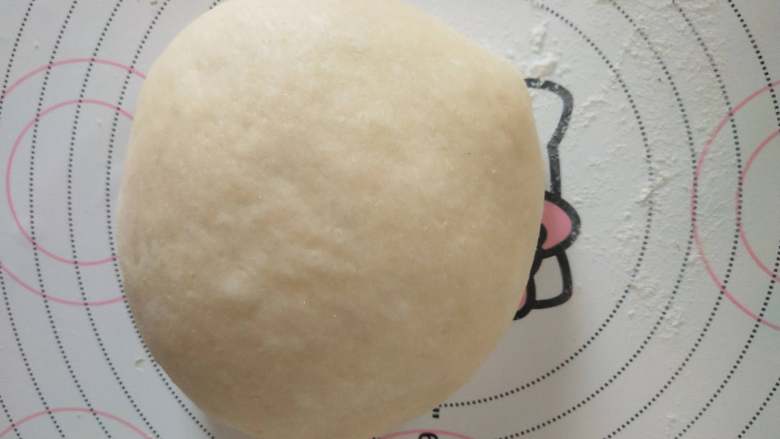 一口乳酪包,,发酵好后排出气泡,滚圆盖保鲜膜松弛15分钟。