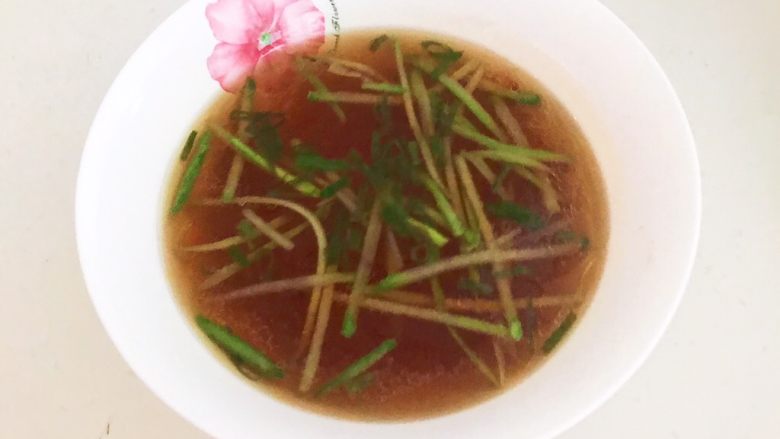 炝汤瓜丝海参刀削面,把做好的汤汁倒入大碗里备用