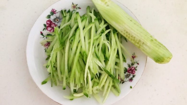 炝汤瓜丝海参刀削面,黄瓜清洗干净后切丝，把瓜瓤去掉