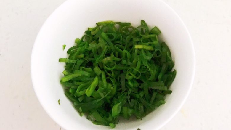 炝汤瓜丝海参刀削面,香葱叶切成丝