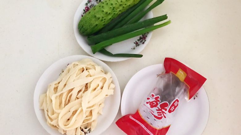 炝汤瓜丝海参刀削面,准备食材：<a style='color:red;display:inline-block;' href='/shicai/ 4314'>刀削面</a>，<a style='color:red;display:inline-block;' href='/shicai/ 11832'>即食海参</a>，<a style='color:red;display:inline-block;' href='/shicai/ 54'>黄瓜</a>和香葱叶
